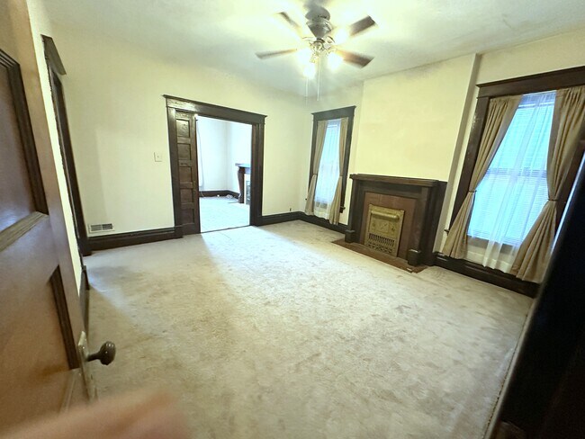 Comedor hacia sala de estar - 3016 Victor St