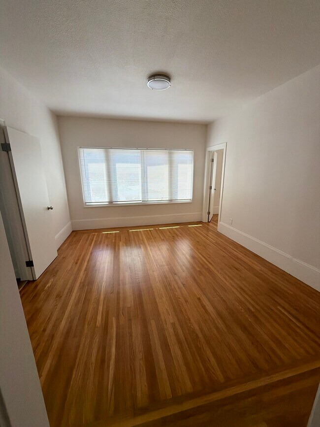 Foto del edificio - 495 Elwood Ave