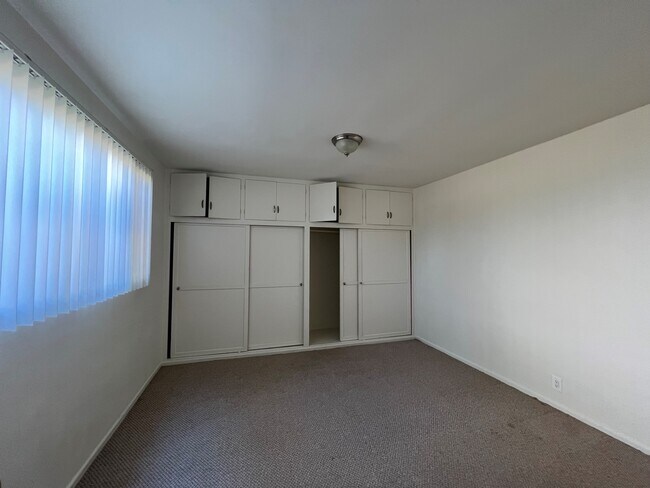 Building Photo - 1652 Huntington Dr