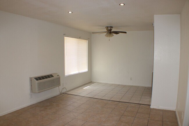 Foto del edificio - Charming 2 Bedroom, 1 Bath in California City, CA!