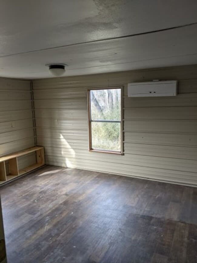 Building Photo - Come take a look at this 2-bedroom 1-bathroom in New Blaine.