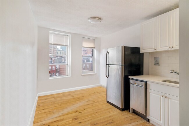 Building Photo - 5 N Margin St