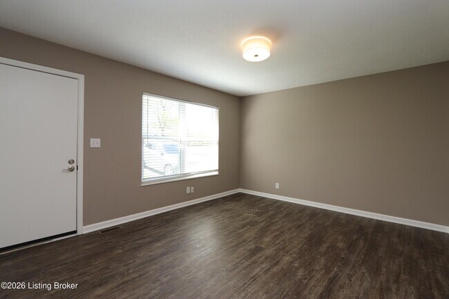 Foto del edificio - 6810 Village Green Blvd