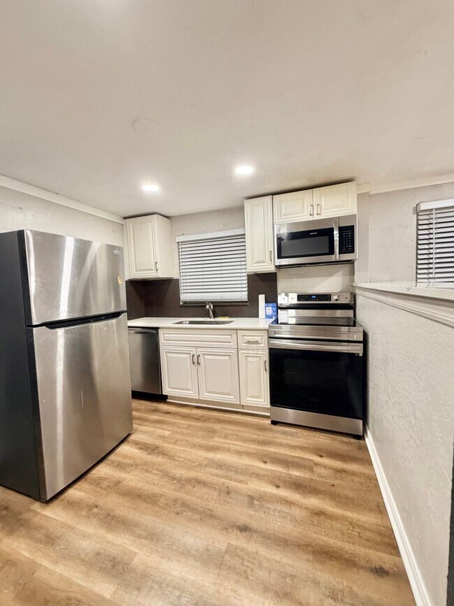 Building Photo - Super Cute 3/1 Walking Distance to High School and Downtown!