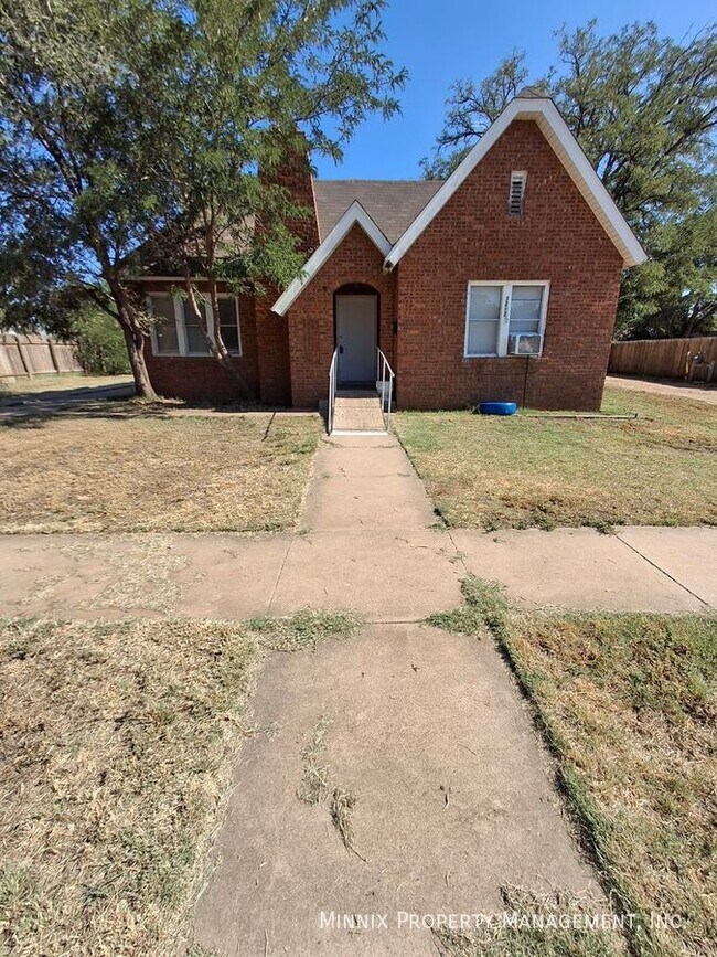Building Photo - 3212 SW 10th Ave