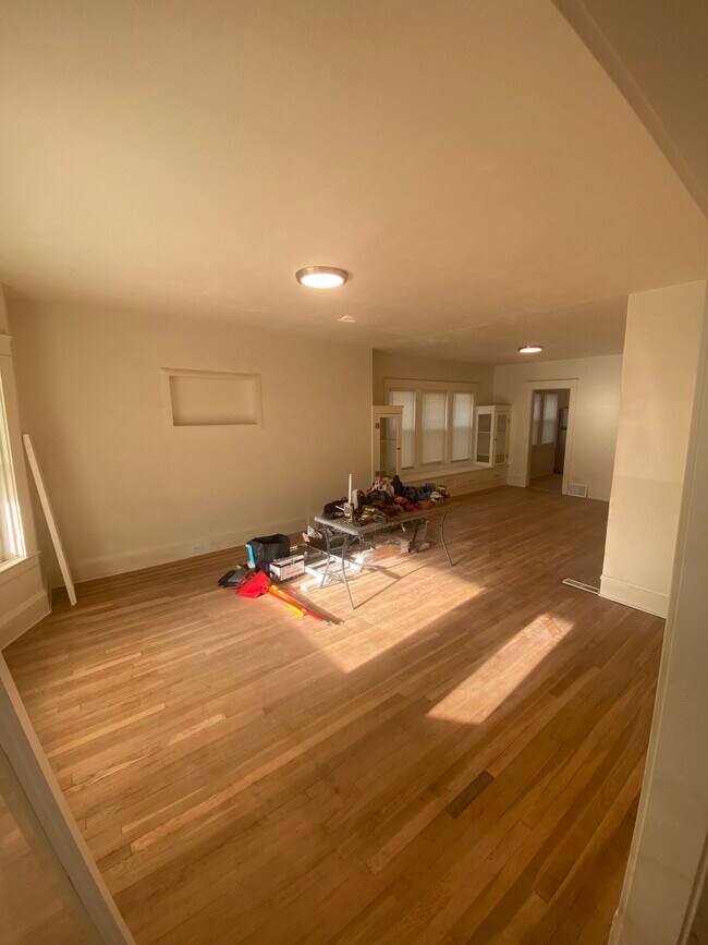 Foto del edificio - 1323 W 102nd St