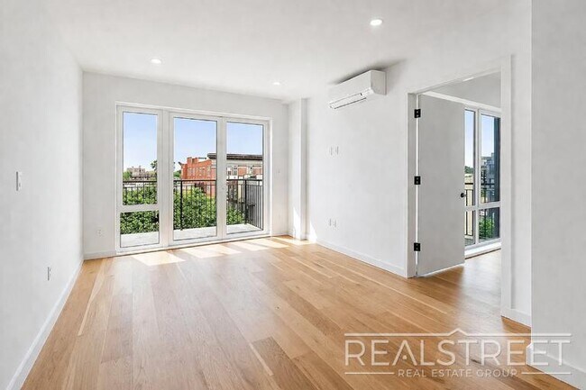 Foto del edificio - Rogers Avenue