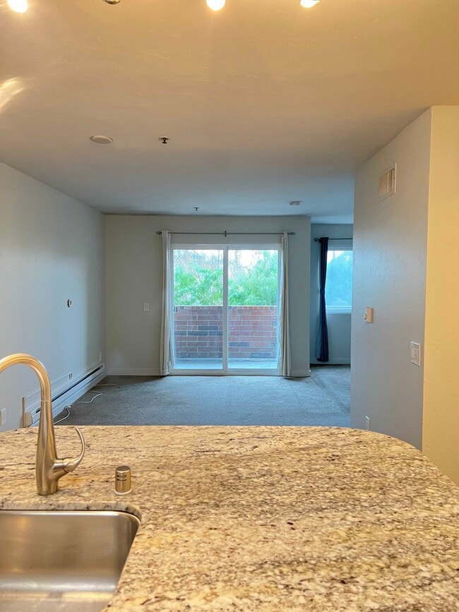 Foto del edificio - 6400 Christie Ave