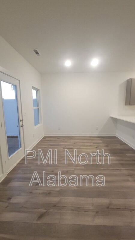 Building Photo - 7597 Discovery Pt Dr NW