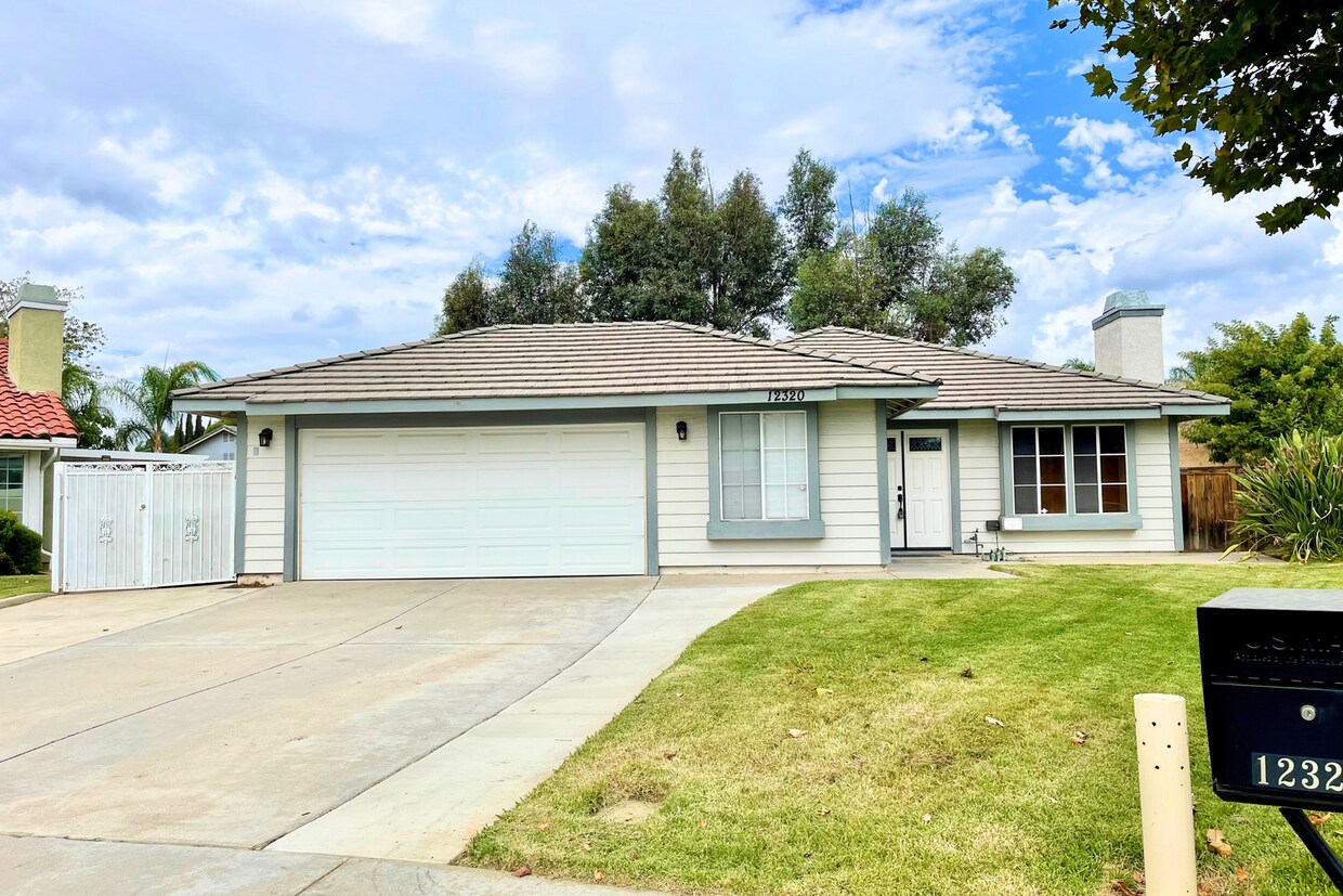 Foto principal - 4 Bed/2 Bath | Plus Office/Den | Single St...