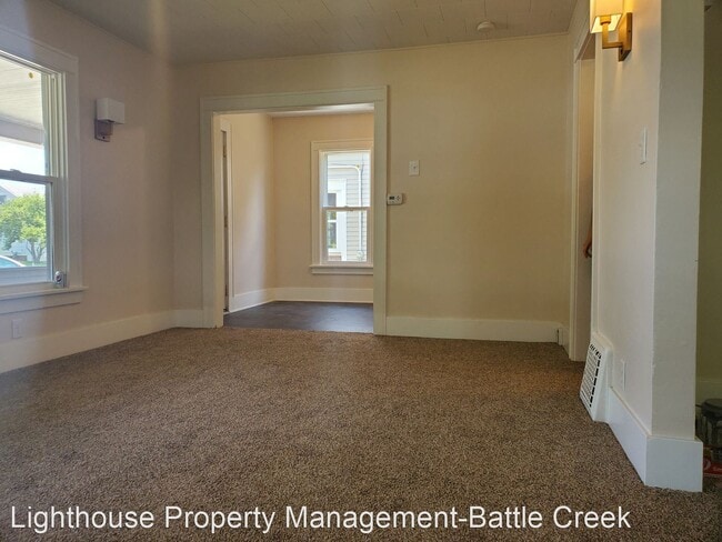 Building Photo - 4 br, 1.5 bath House - 359 Lakeview Avenue