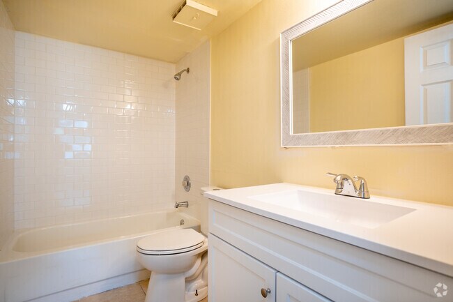 2BR, 2BA - 750SF - Bathroom - Belcher Park Apartments-Rent Specials Offered