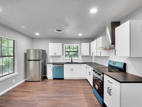 Building Photo - Move-in ready four-bedroom