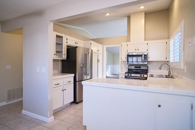 Building Photo - Lovely 3 Bedroom Home!