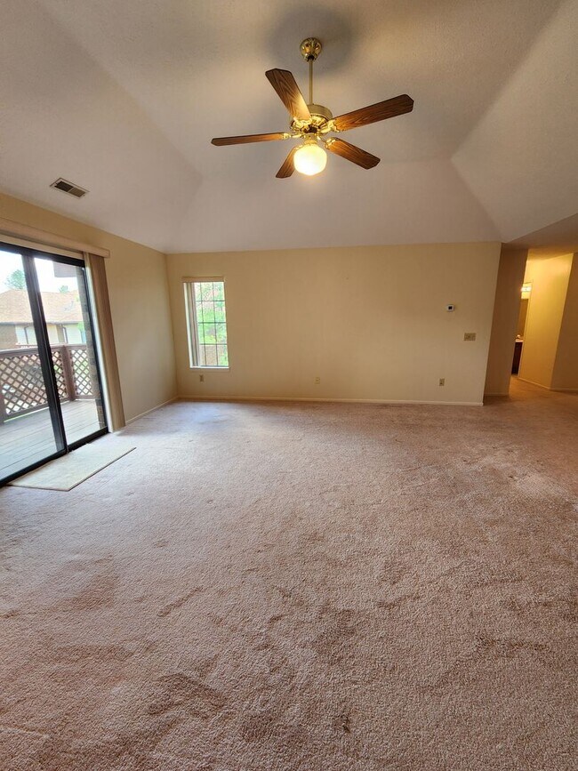 Building Photo - Gorgeous Condo Available For Rent in Count...