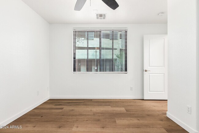 Foto del edificio - 330 S Farmer Ave