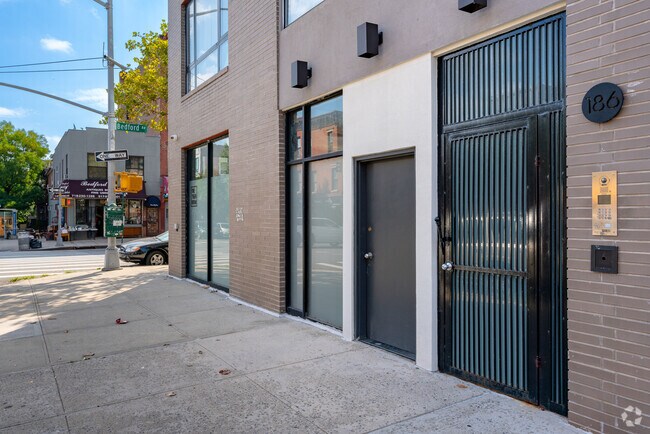 Entrance - 186 Putnam Ave