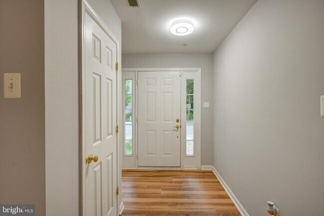 Building Photo - 5761 Goldfinch Ct