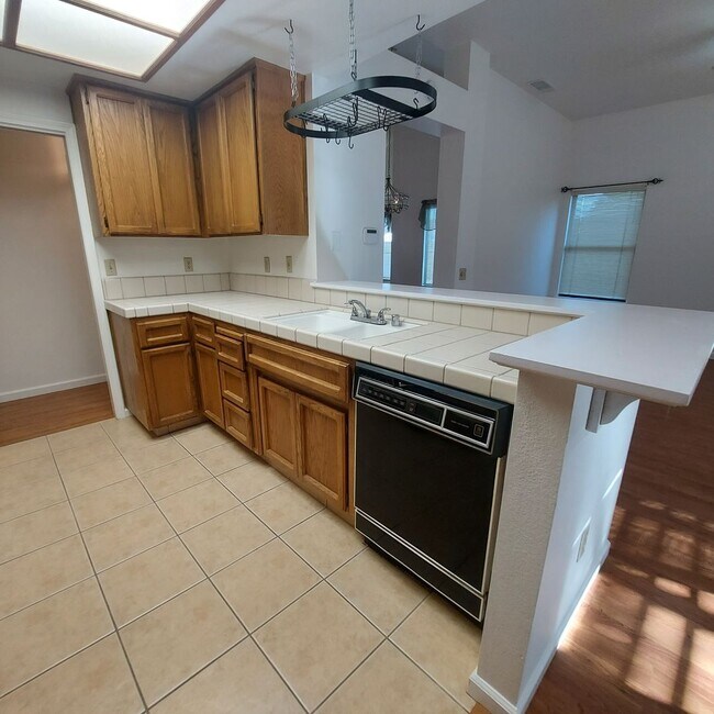 Foto del edificio - Nice 3bed and 2 bath home; excellent Roseville location