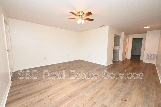 Foto del edificio - 613 Robin Rd