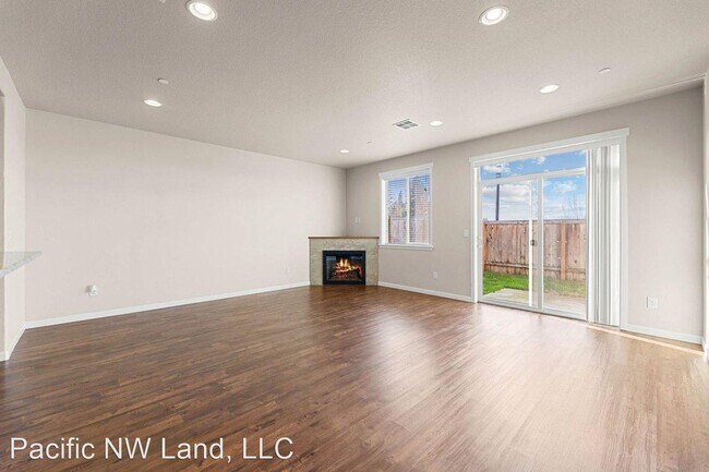 Building Photo - 3 br, 2.5 bath House - 3310 N 3rd St.