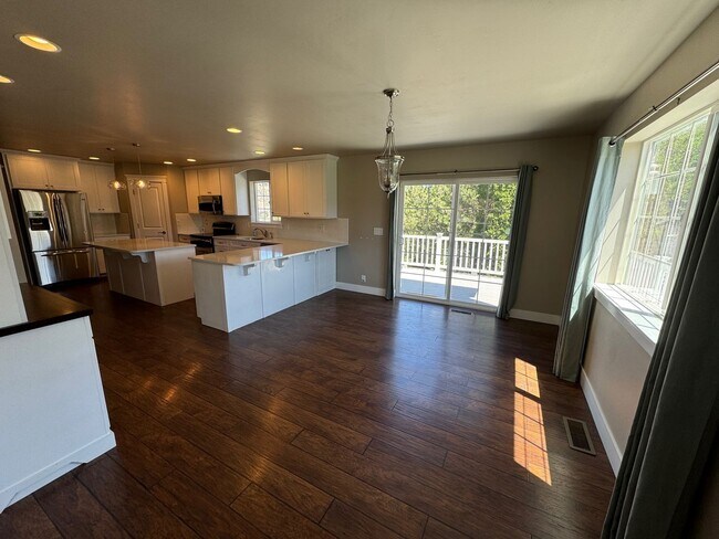 Building Photo - Spacious Canyon Home