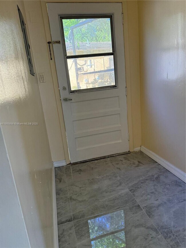 Foto del edificio - 290 NE 154th St