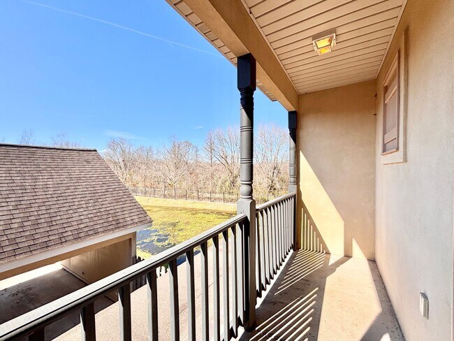 Foto del edificio - Three Bedroom Townhouse in Gated Community...
