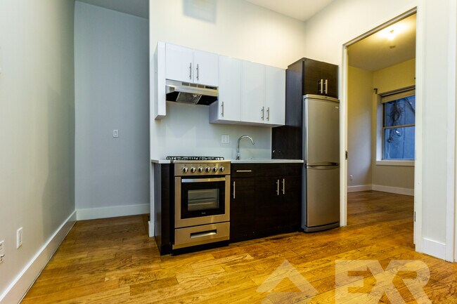 Foto del edificio - 828 St Johns Pl