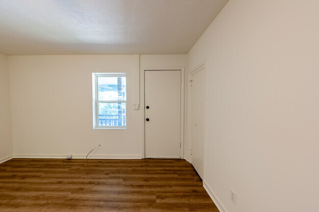 Building Photo - 1648 Wycliffe St
