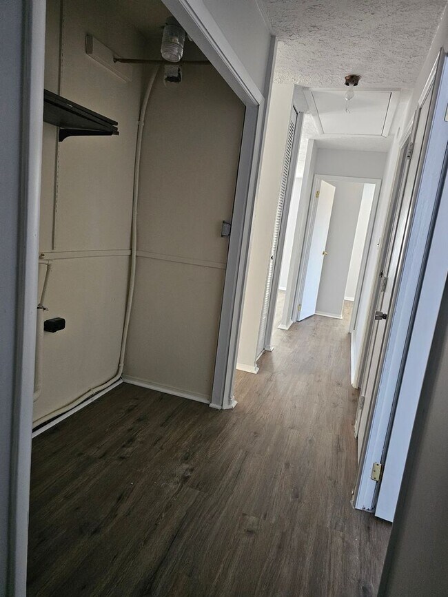 Building Photo - 3 bedroom 1 bathroom for rent!