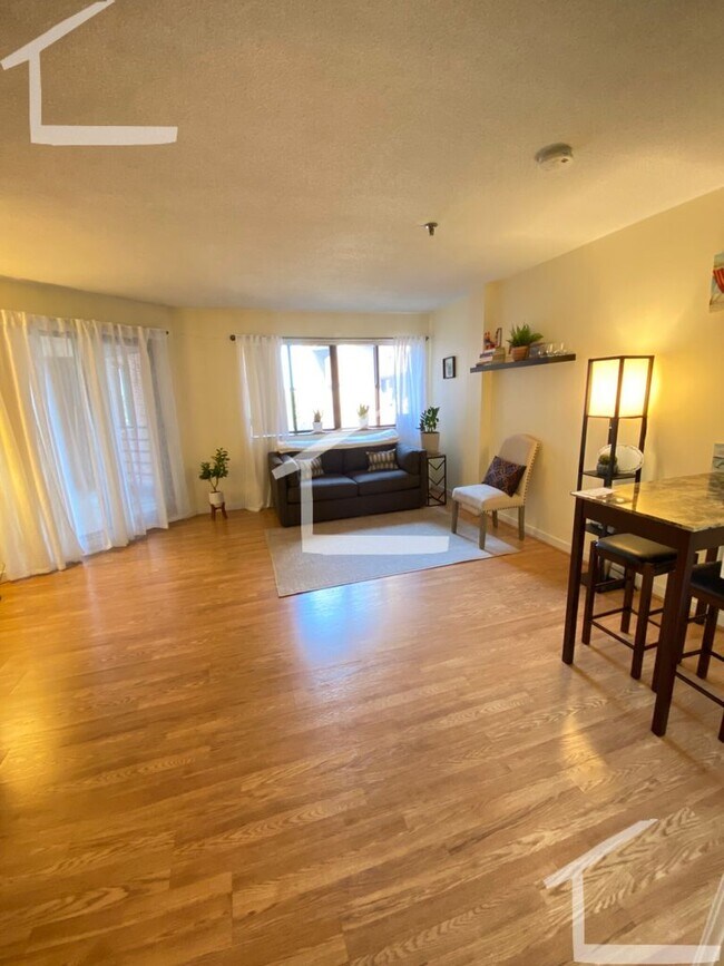 Building Photo - *AVAILIBLE NOW*  2-Bed 2-Bath