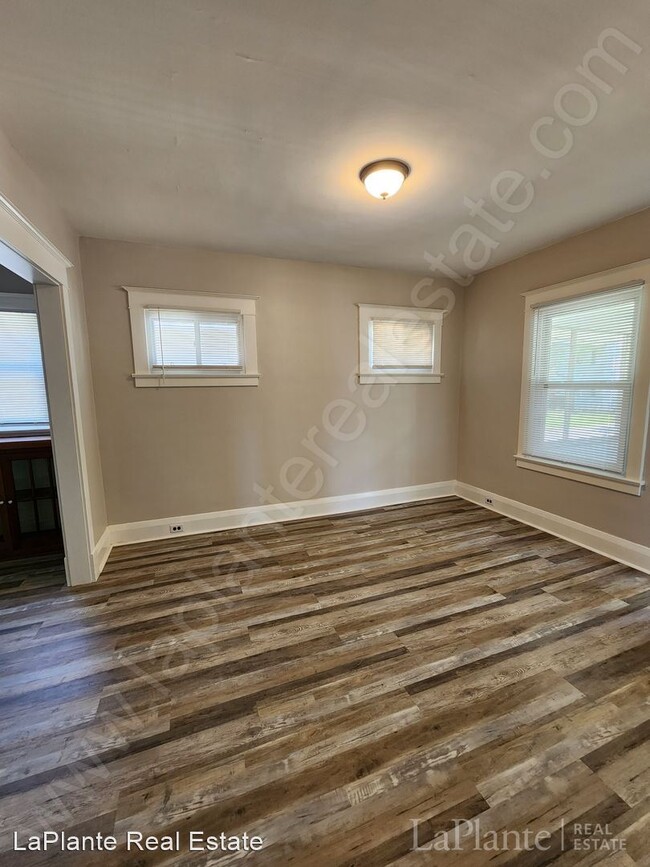 Building Photo - 2 br, 1 bath House - 3925 Burton Avenue