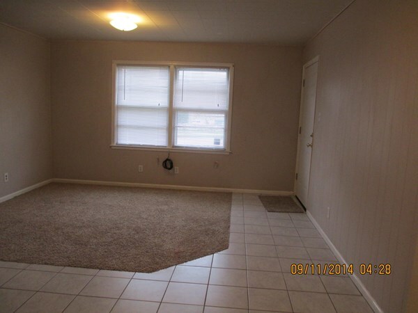 Living room with no furniture - 1320 N Manhattan Ave