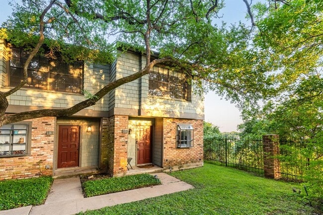 Building Photo - 7122 Wood Hollow Dr