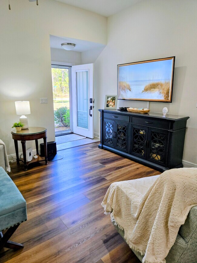 Sala familiar y entrada - 6661 Water St