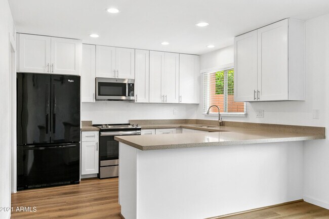 Foto del edificio - 2954 E Clarendon Ave