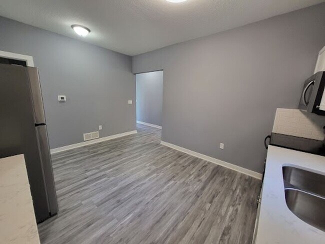 Foto del edificio - 2406 Woodland Ave