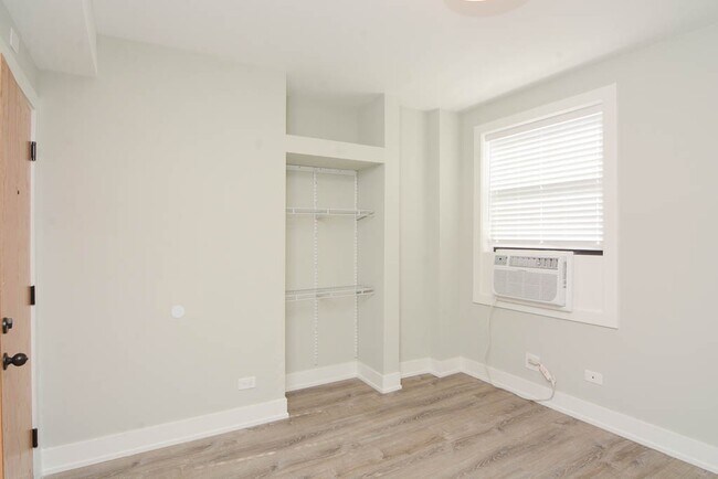 Foto del edificio - 545 W Belmont Ave