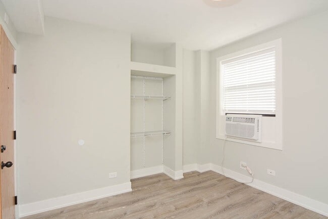 Building Photo - 545 W Belmont Ave