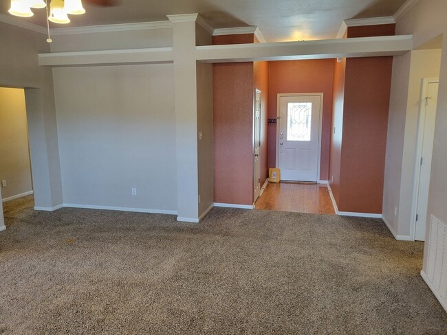 Building Photo - 4bd/2ba with large living space and bonus ...