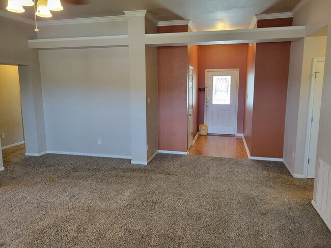 Foto del edificio - 4bd/2ba with large living space and bonus ...