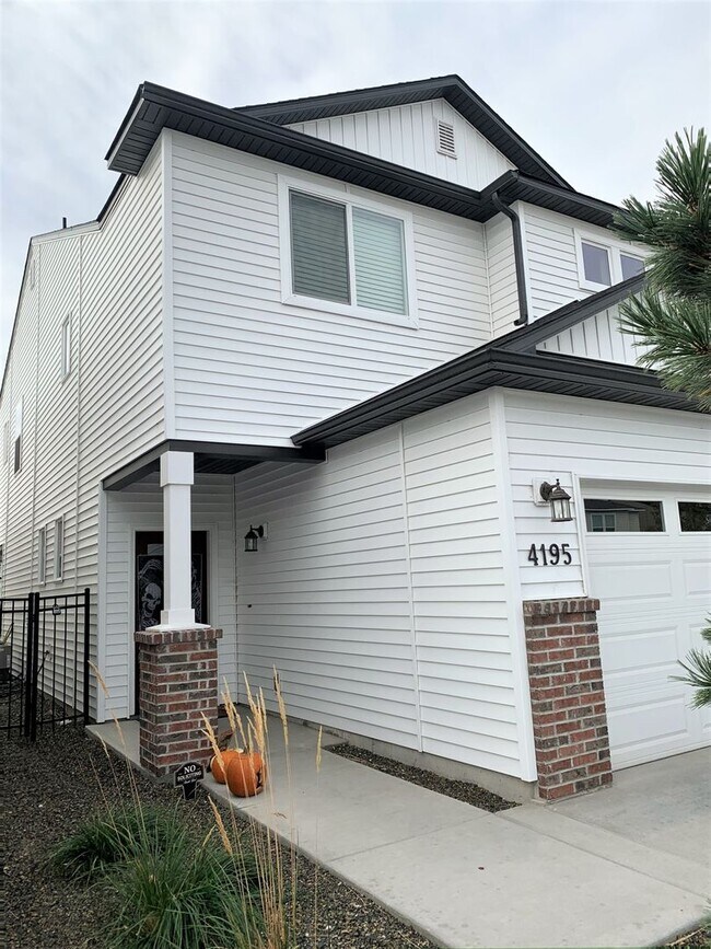 Building Photo - Newer 4 bed 2.5 bath home off Overland and...