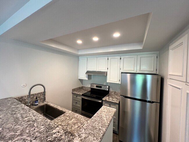 Building Photo - LARGE UPPER UNIT ONE BEDROOM CONDO IN SHEL...