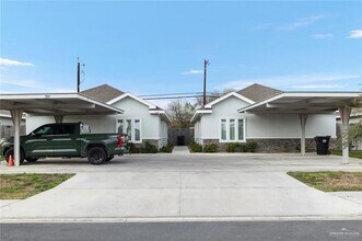 Building Photo - 304 S Retama Ln