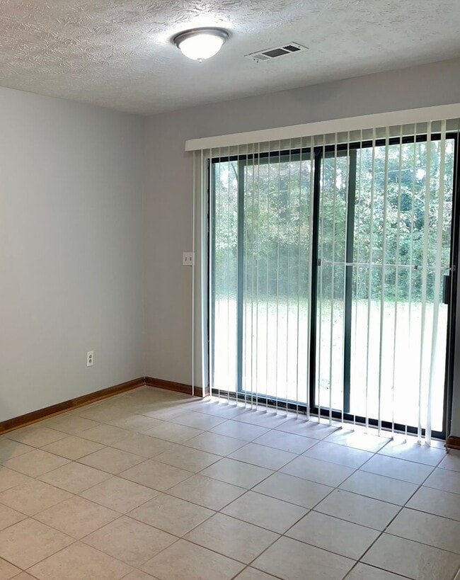 Building Photo - 2 Bed Ranch Duplex with Garage w/ NO Carpet!