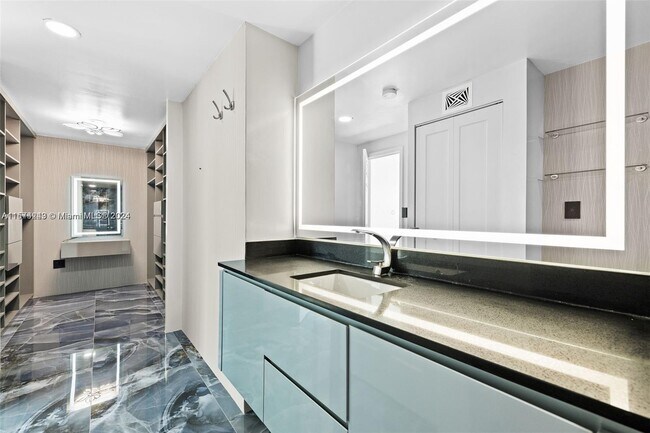 Foto del edificio - 7545 E Treasure Dr
