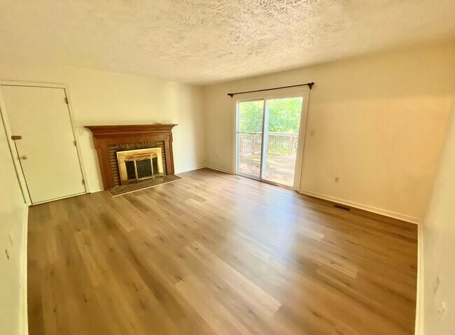 Building Photo - 15723 Edgewood Dr