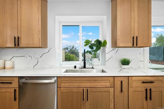 Foto del edificio - Oceanside Home - 3 Bedroom 2-1/2 Bathroom - Renovated