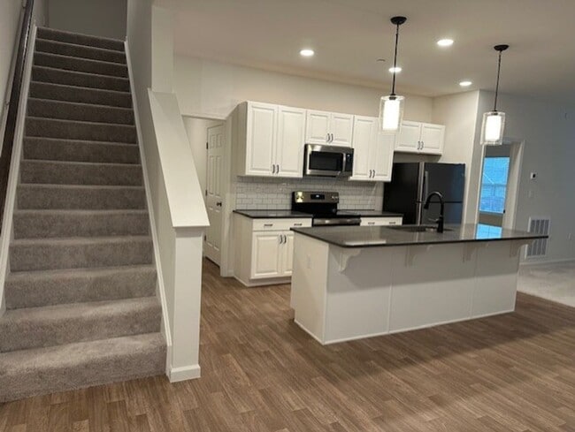 Building Photo - 7884 Oakbrook Dr